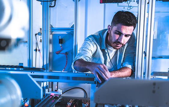 Mann arbeitet an Maschine