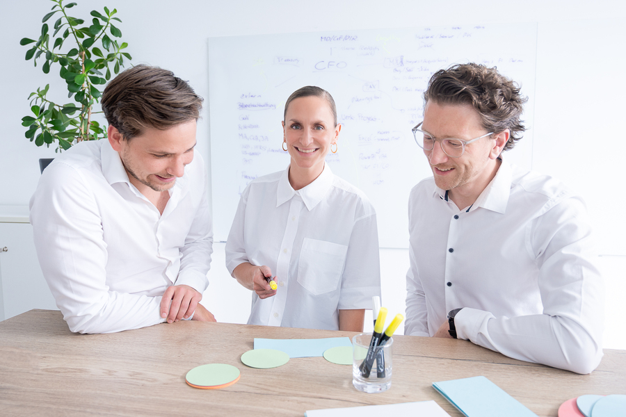 Innovation - Personen sitzen zusammen