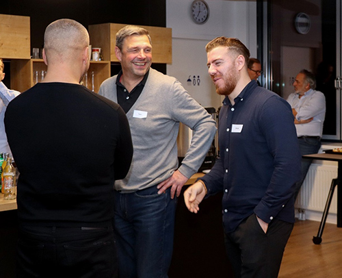 Hays Alumnis unterhalten sich