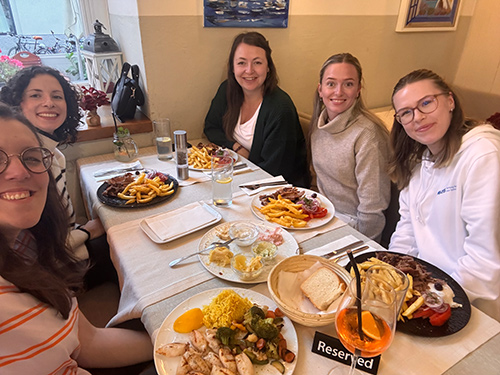 5 Kolleginnen sind bei einem Teamevent gemeinsam etwas essen