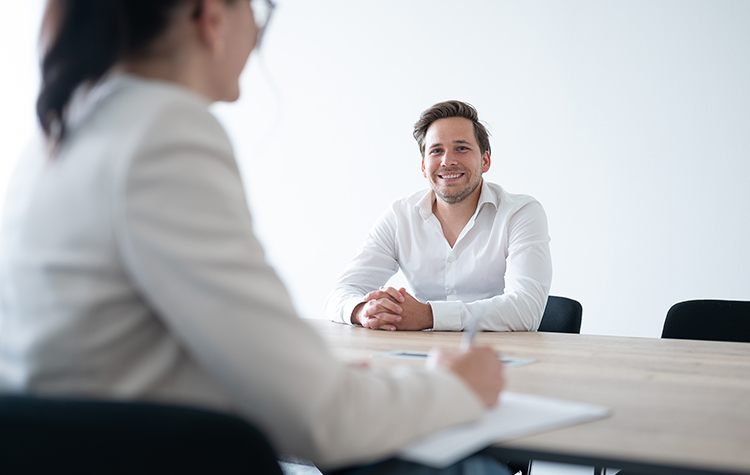 Junger Mann unterhält sich mit Kollegin
