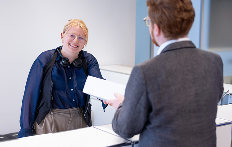Kollegin unterhält sich mit einem Kollegen