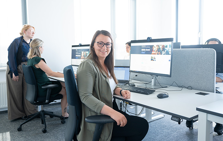 Kolleginnen arbeiten im Großraumbüro