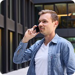 Junger Mitarbeiter telefoniert im Hof